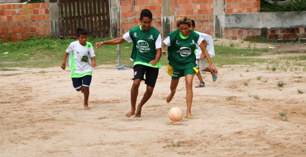 Espaço de Apoio Pedagógico e Escola de Remo têm manhã de atividades na Colônia de Férias do projeto